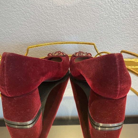 NWOT Holiday Party Velvet Embellished Block Heel Comfy Pumps Christmas Red 7.5 - Picture 4 of 8
